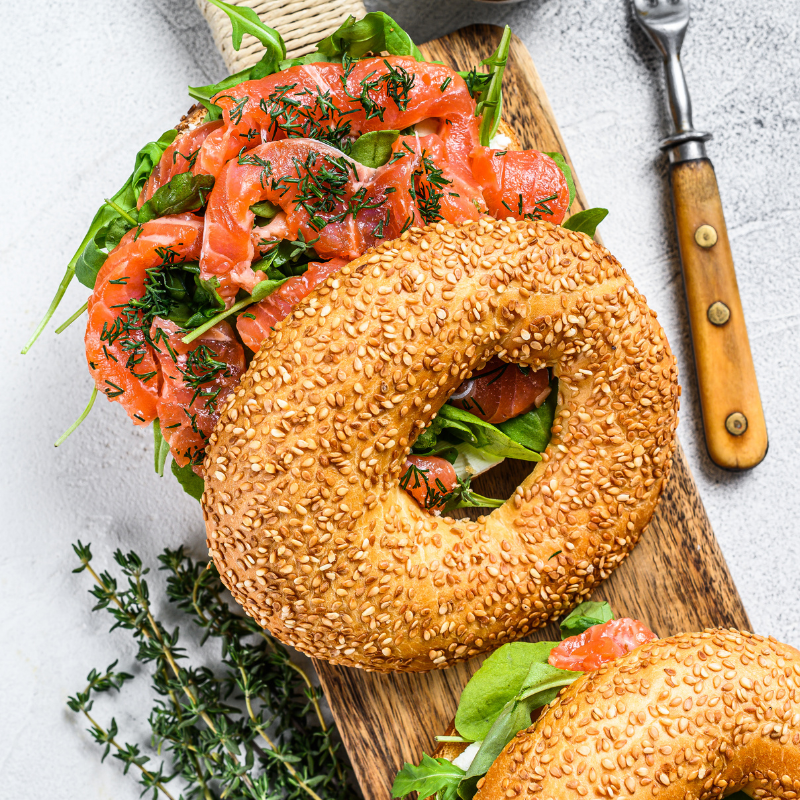 Bagel com salmão fumado