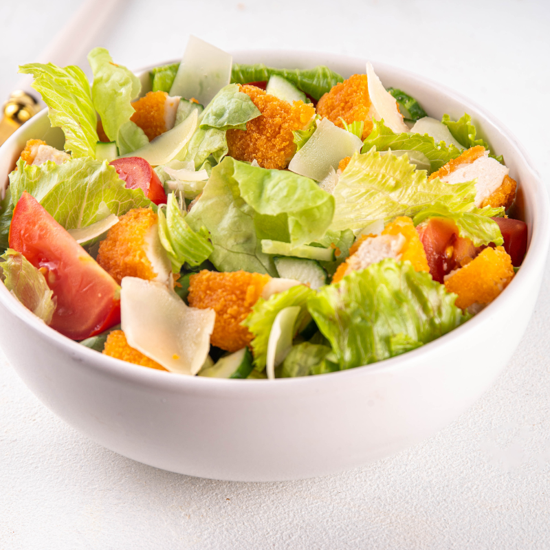 saladas frescas de verão com nuggets