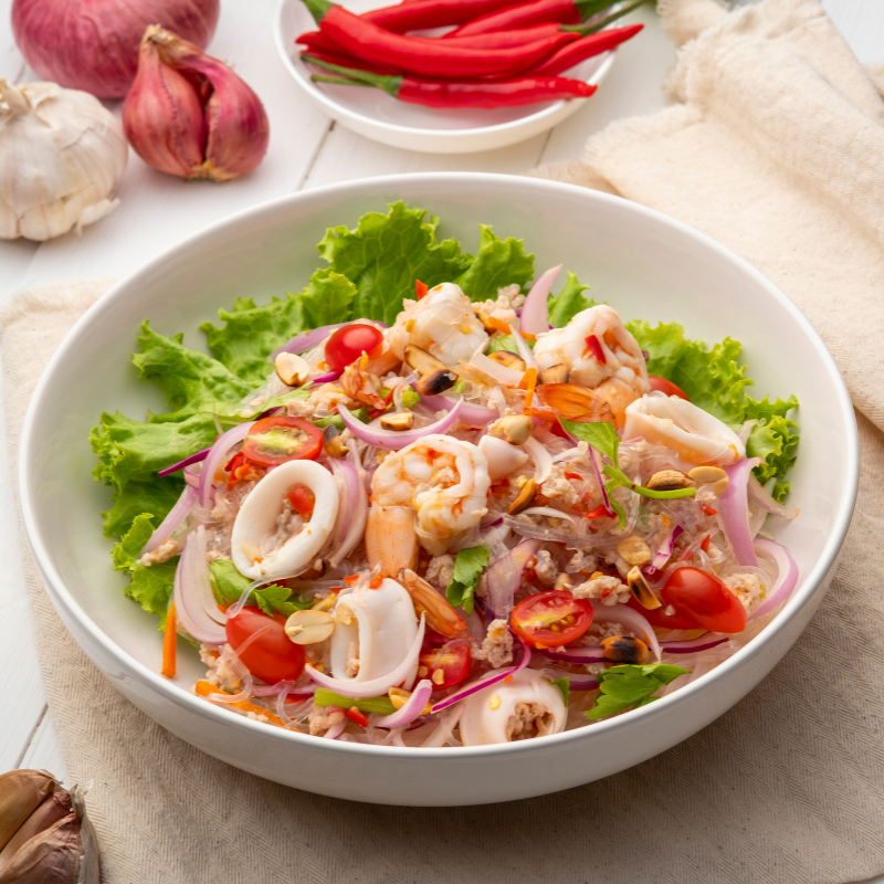 saladas frescas de verão com camarão e calamares