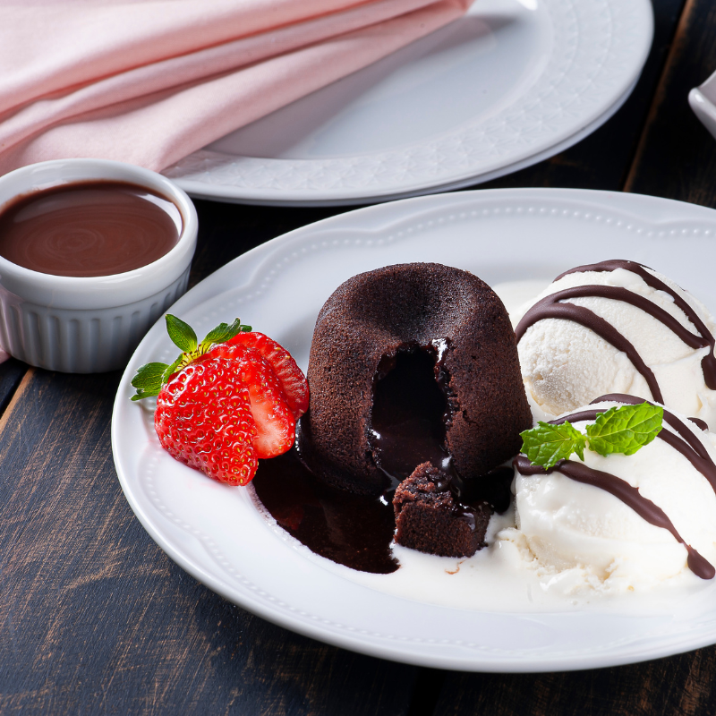 sobremesa sem trabalho: petit gateau e bola de gelado