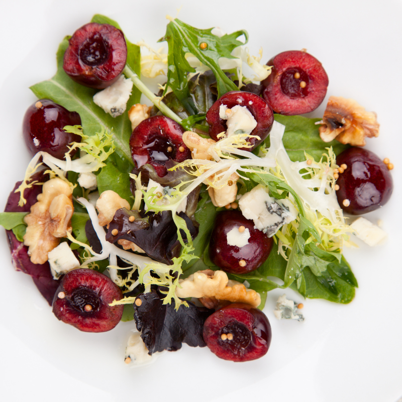 Como incluir cereja na sua salada de verão