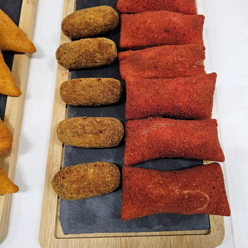 mesa de páscoa: croquetes e rissol de frango